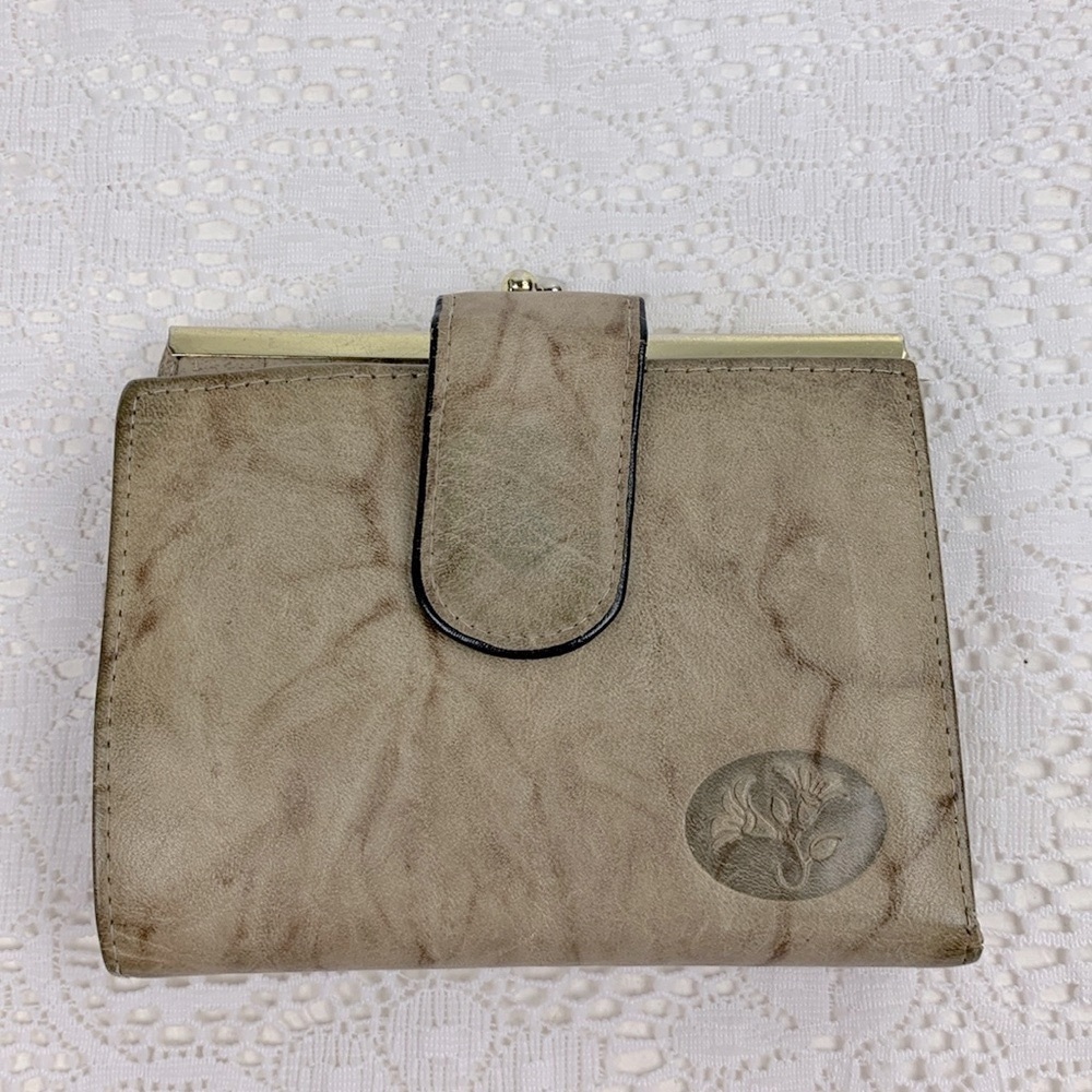Vintage Buxton Leather Wallet Gold Kisslock opening and snap Pockets tan